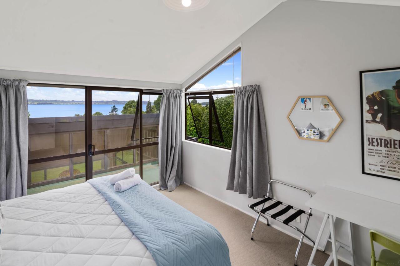 The Bird House: Stylish Rotorua Retreat with Lake Views Exterior photo