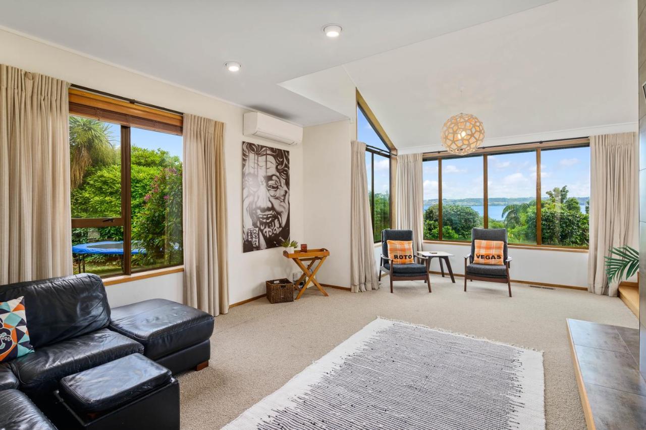 The Bird House: Stylish Rotorua Retreat with Lake Views Exterior photo