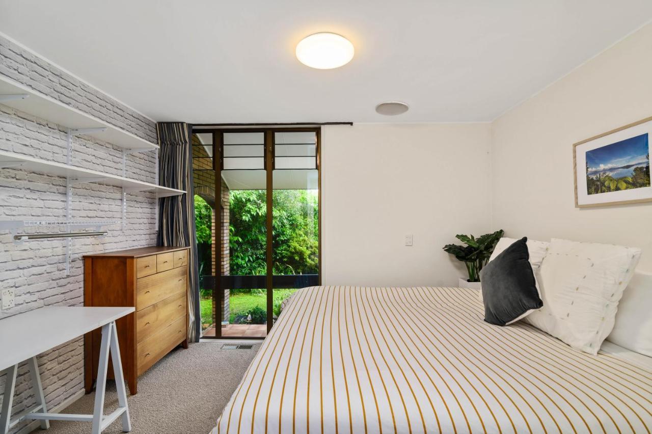 The Bird House: Stylish Rotorua Retreat with Lake Views Exterior photo