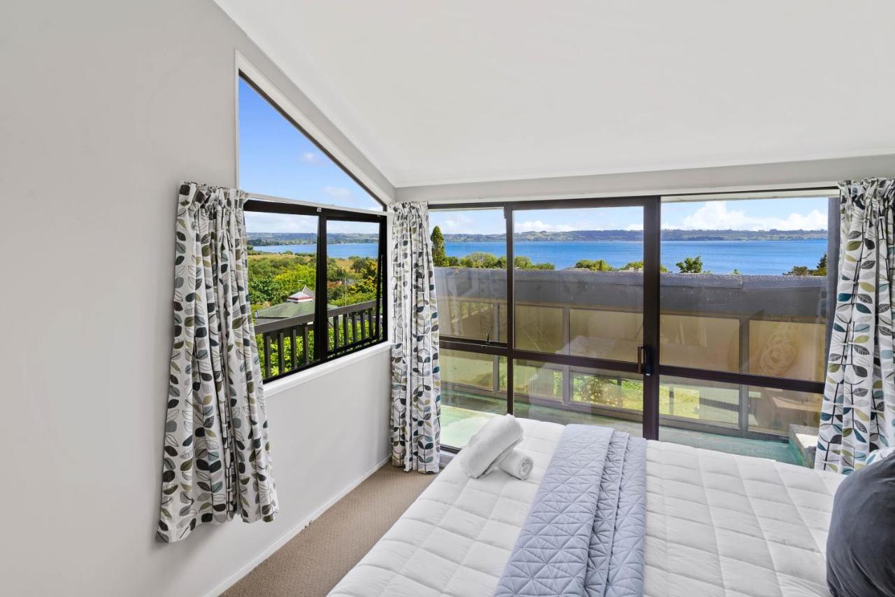 The Bird House: Stylish Rotorua Retreat with Lake Views Exterior photo