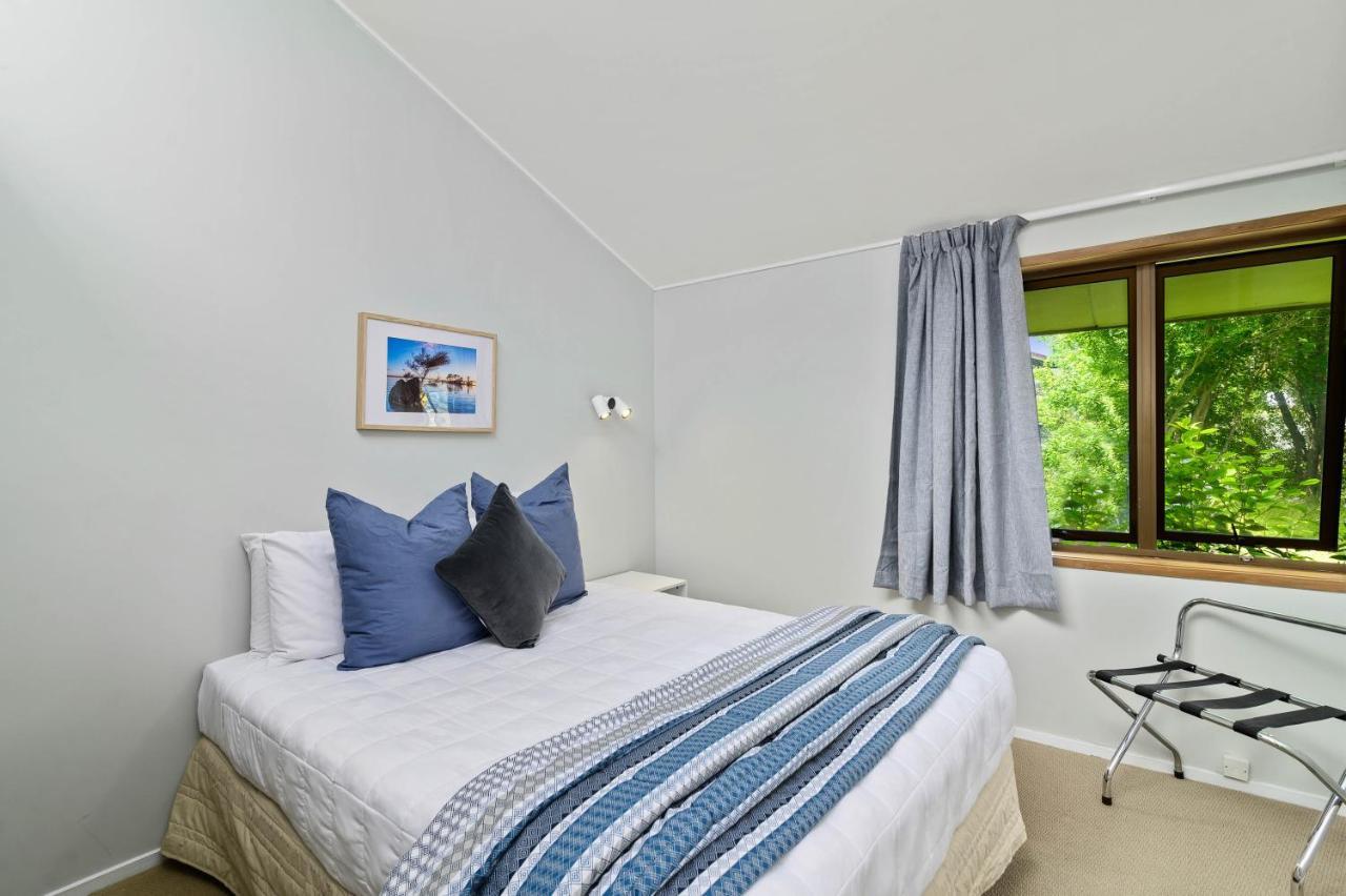 The Bird House: Stylish Rotorua Retreat with Lake Views Exterior photo