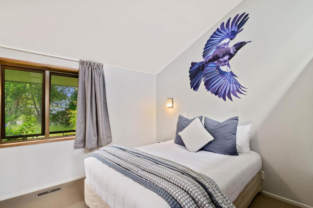 The Bird House: Stylish Rotorua Retreat with Lake Views Exterior photo