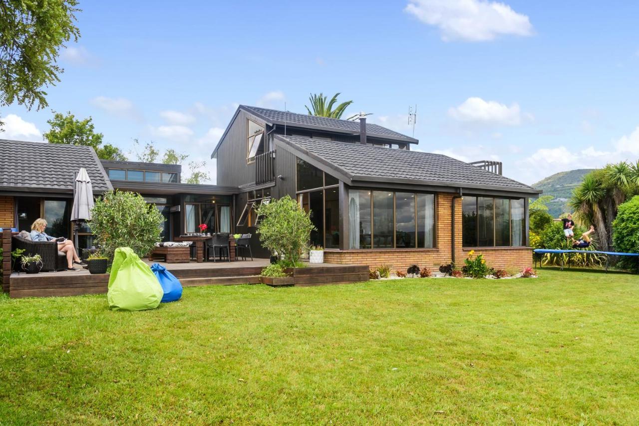 The Bird House: Stylish Rotorua Retreat with Lake Views Exterior photo
