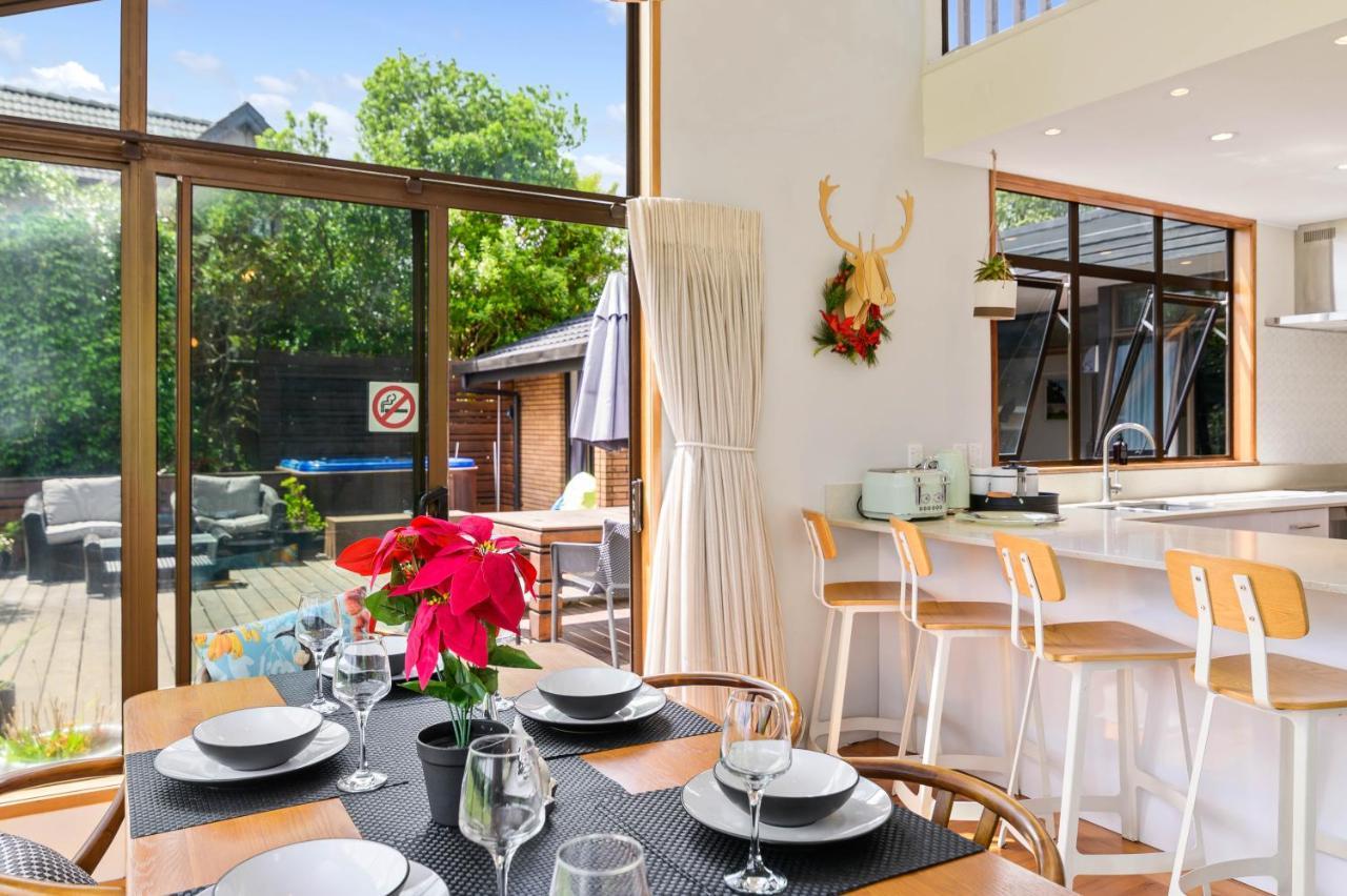 The Bird House: Stylish Rotorua Retreat with Lake Views Exterior photo