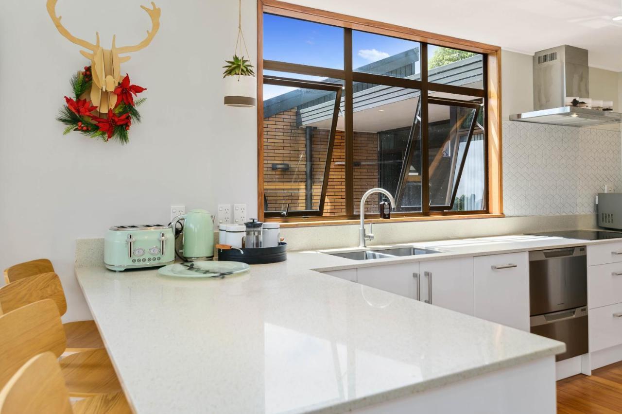 The Bird House: Stylish Rotorua Retreat with Lake Views Exterior photo