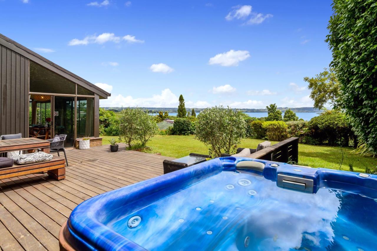 The Bird House: Stylish Rotorua Retreat with Lake Views Exterior photo